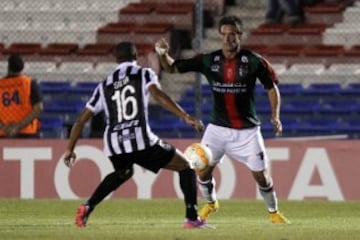 MON09. MONTEVIDEO (URUGUAY), 10/03/2015.- El jugador de Wanderers de Uruguay Alex Silva (i) disputa el balón con Diego Gonzalo Chaves (d) del Palestino de Chile hoy, martes 10 de marzo de 2015, durante un partido correspondiente a la fecha tres del Grupo 5 de la Copa Libertadores en el estadio Gran Parque Central en Montevideo (Uruguay). EFE/Hugo Ortuño