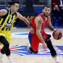 Mike James pasa por encima de un Fenerbahçe en crisis