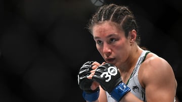 Alexa Grasso durante su pelea contra Valentina Shevchenko en UFC 285.