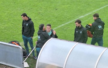 Íñigo Sainz-Maza estuvo en el entrenamiento, siguiéndolo desde el banquillo con muletas.