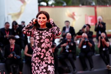 La actriz española ha deslumbrado en la alfombra roja del Festival Internacional de Cine de Venecia. Penélope llegó para presentar su nuevo trabajo: L’immensità.