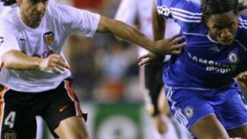 <b>HISTÓRICO</b>. Ayala disputa un balón con Drogba en los cuartos de final de la Champions League, el día 10 de abril de 2007.