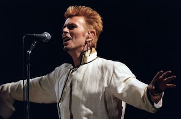 David Bowie en el escenario durante un concierto en el Parc des Princes.