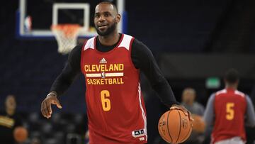 OAKLAND, CA - MAY 31: LeBron James #23 of the Cleveland Cavaliers works out during a practice for the 2017 NBA Finals at ORACLE Arena on May 31, 2017 in Oakland, California. NOTE TO USER: User expressly acknowledges and agrees that, by downloading and or using this photograph, User is consenting to the terms and conditions of the Getty Images License Agreement.   Ezra Shaw/Getty Images/AFP
 == FOR NEWSPAPERS, INTERNET, TELCOS &amp; TELEVISION USE ONLY ==