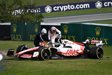 Kevin Magnussen sale del coche tras el accidente con Daniel Ricciardo.