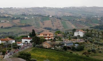 El pelotón durante la décima etapa de la carrera ciclista Giro de Italia 2020, una etapa de 177 kilómetros entre Lanciano y Tortoreto.