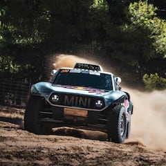 Al Attiyah aprieta para ser líder y Sainz cede frente a los Toyota