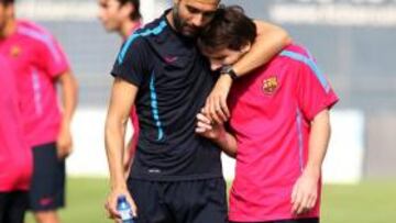 <b>CARIÑOSO. </b>Pep Guardiola mima a Leo Messi en todas las sesiones.