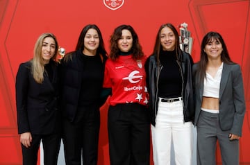 Olga Carmona, Carla Camacho, Isabel Díaz Ayuso, Sandra Villafañe y Cristina Librán, jugadoras de fútbol.