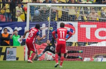 El momento en el que el 'Gullit' Peña estrella el balón en el travesaño.