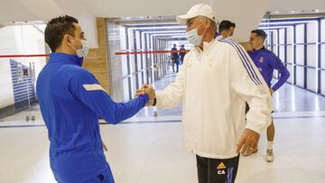 Ancelotti y Xavi se saludan entre el entrenamiento del Madrid y el del Bar&ccedil;a.