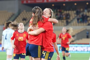 Amaiur celebra su gol con España junto a Alexia Putellas.