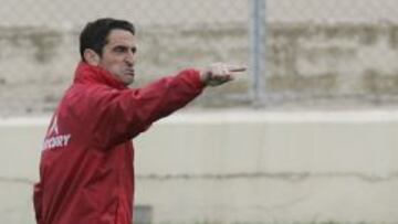 EN HORAS BAJAS. Manolo Jiménez da instrucciones durante el entrenamiento de ayerm en la Ciudad Deportiva