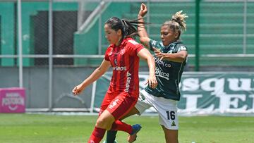 PALMIRA - COLOMBIA, 02-04-2022: Diana Ospina, Jorelyn Carabali durante el partido entre Deportivo Cali y América de Cali por la fecha 10 como parte de la Liga Femenina BetPlay DIMAYOR 2022 jugado en el estadio Deportivo Cali de la ciudad de Palmira. / Diana Ospina, Jorelyn Carabali during match for the date 10 between Deportivo Cali and America de Cali of the Womens League BetPlay DIMAYOR 2022 played at Deportivo Cali stadium in Palmira city. Photo: VizzorImage / Gabriel Aponte / Staff