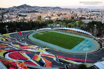 Caben 32.000 personas aunque quizás, lo más sorprendente es su aspecto cuando se encuentra vacío en el que se puede apreciar un mural sobre los asientos una obra llamada Aratmósfera del maestro Leopoldo Flores.