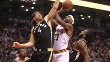 LeBron James trata de anotar ante Luis Scola.