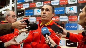 Scariolo atiende a los medios de comunicación en la concentración de Guadalajara