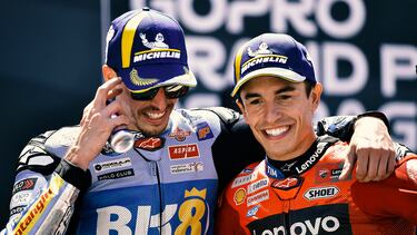 Marc Márquez y Álex Márquez en el podio del Gran Premio de Aragón de MotoGP.