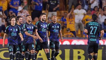 Jugadores de Tigres después de anotar un gol.