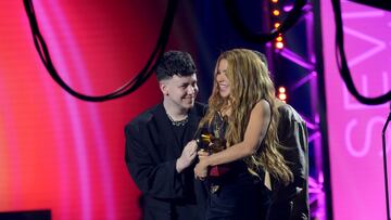 La cantante Shakira, sostiene uno de los premios, durante la gala de entrega de los Latin Grammy 2023, en el Palacio de Congresos de Sevilla, a 16 de noviembre de 2023, en Sevilla, Andalucía (España). Sevilla acoge hoy la 24ª edición de los Grammy Latinos, galardones que reconocen la excelencia artística y técnica de la música iberoamericana. Es la primera vez desde el año 2000 en que los Latin Grammy se celebran fuera de Estados Unidos y también en que la entrega de premios se emite internacionalmente. La gala se puede seguir a través de La 1 y RTVE Play.
16 NOVIEMBRE 2023;GALA;GRAMMY;MÚSICA;ARTISTAS;PREMIO;LATINO;GRAMMY LATINO;ACTUACIÓN;
María José López / Europa Press
16/11/2023