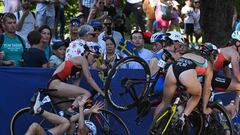 TOPSHOT - Athletes crash during the women's Elite Triathlon at the Olympic Park in Munich, southern Germany on August 12, 2022. (Photo by INA FASSBENDER / AFP)
FOTO FINISH CONTRAPORTADA
PUBLICADA 13/08/22 NA MA32 5COL