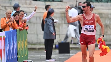Álvaro Martín celebra el triunfo a escasos metros de cruzar la meta.