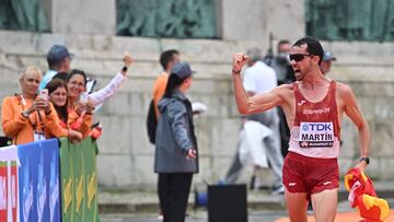 Álvaro Martín celebra el triunfo a escasos metros de cruzar la meta.