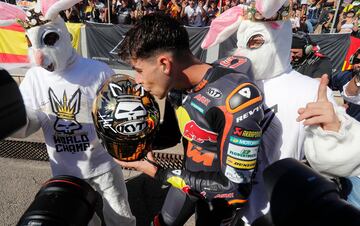 El español Augusto Fernández se ha convertido en el campeón del mundo de Moto2 en el Circuito Ricardo Tormo en el Gran premio de la Comunidad Valenciana.
