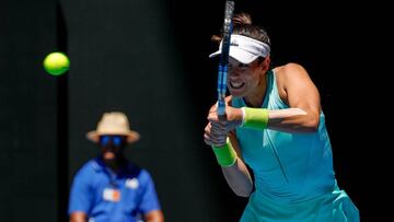 La española Garbine Muguruza en acción ante la estadounidense Coco Vandeweghe en el encuentro de cuartos de final dell Abierto de Australia.