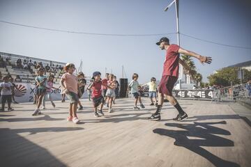 El último deporte en incorporarse a los Juegos Olímpicos es el Breaking. Una de las disciplinas con más ambiente del festival. Se disputa frente al Hotel Bahía de Vigo y reúne a miles de personas. En la foto, Kawa de KL Making Dancers dando una clase a unos niños durante el Family Day que tiene lugar el jueves, con talleres para los más pequeños. 