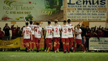 Los jugadores del Antoniano celebran la clasificaci&oacute;n para la primera ronda de la Copa del Rey.