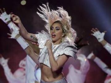 Lady Gaga realizó un gran espeactáculo lleno de luces y con el uso de nuevas tecnologías como los drones.