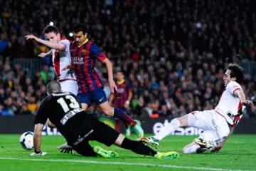 Pedro Rodríguez del FC Barcelona marca el cuarto gol de su equipo durante el partido de la Liga entre el FC Barcelona y el Rayo Vallecano