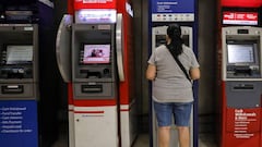 Manila (Philippines), 16/05/2020.- A woman withdraws money from an ATM (automated teller machine) at the SM Mall in Manila, Philippines, 16 May 2020, amid the coronavirus disease (COVID-19) pandemic. Metro Manila has been put under &#039;modified lockdown