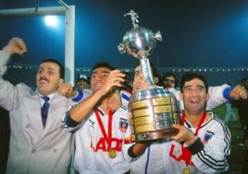 La única vez que la copa se quedó en Chile. Tras el 0-0 en la ida, un categórico 3-0 en el Monumental ante Olimpia hacía festejar a los albos.