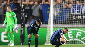 Soccer Football - Europa League - Quarter Final - Second Leg - Atalanta v RB Leipzig - Stadio Atleti Azzurri, Bergamo, Italy - April 14, 2022 Atalanta's Teun Koopmeiners and Luis Muriel look dejected after the match REUTERS/Daniele Mascolo