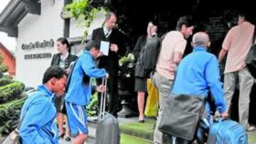 <b>LA EXPEDICIÓN LLEGÓ A TONBACH Y DEBIÓ ABRIGARSE</b> El autocar oficial del club recogió a la expedición zaragocista en el aeropuerto de Stuttgart y llegó al Hotel Traube Tonbach, en la localidad de Tonbach, a las cinco de la tarde. La mayoría de los jugadores (Uche, Pablo de Barros y Ewerthon en la imagen) se abrigó con chaquetillas de chandal tanto durante el viaje como en el entrenamiento posterior.