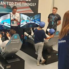 Pilotos en el simulador de la prensa mientras acaban la pista