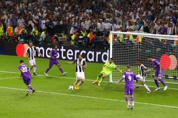 Marco Asensio cerró el marcador tras una brillante jugada de Marcelo por la banda izquierda, El mallorquín corrió a celebrarlo con su familia que estaba en la grada, fue el autor del primer gol oficial del Madrid en la Supercopa ante el Sevilla en agosto de 2016 y cerraba la temporada madridista ante la Juventus.