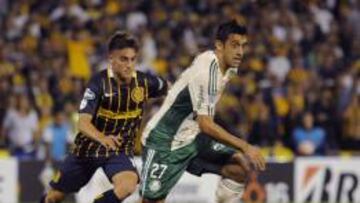 El jugador de Palmeiras Robinho (d) recibe el bal&oacute;n ante la marca de Franco Cervi (i), de Rosario Central.