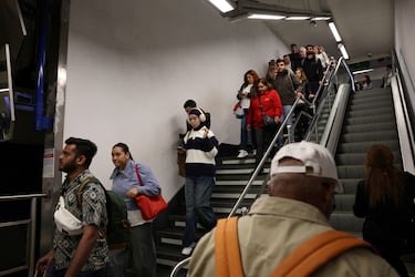 La gente camina en una estación de metro mientras las operaciones del metro se reanudan parcialmente.