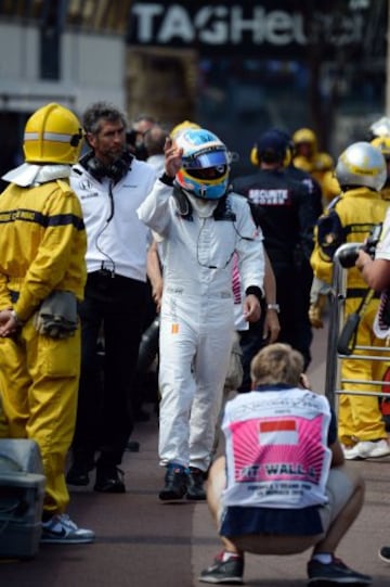 Fernando Alonso abandona la carrera por un problema en la caja de cambios