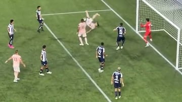 La jugada más hilarante de Felipe Mora: ¡erró una chilena y después le llegó un pelotazo!