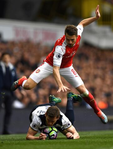 Aaron Ramsey del Arsenal y Jan Vertonghen del Tottenham Hotspur en plena lucha por el balón durante un partido de la Premier League
