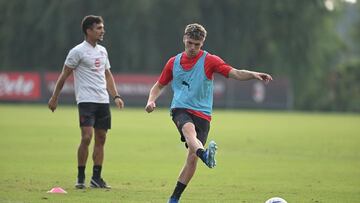 ?lex Jim¨¦nez, en un entrenamiento del primer equipo del Milan esta temporada.