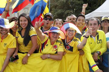 Muchos colombianos salieron a las calles de París para celebrar el triunfo de Egan Bernal en el Tour de Francia. La capital francesa se viste de amarillo, azul y rojo.