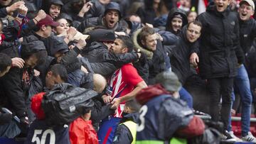 Costa, celebrando en la grada su gol al Getafe, lo que le cost&oacute; la expulsi&oacute;n, al tener ya amarilla. 
  