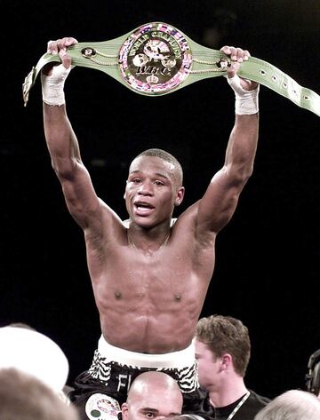 El estadounidense disputaba el CMB del superpluma en enero de 2001 en las Vegas ante Diego Corrales. Chico fue campe車n mundial en dos divisiones y uno de sus choques m芍s recordados fue su victoria contra el mexicano Jos谷 Luis Castillo, donde cay車 dos veces al suelo y termin車 noque芍ndole.
No tuvo la misma suerte en su enfrentamiento contra Mayweather. Domin車 de forma evidente y se luci車 sobre el ring. Lo lleg車 a mandar cinco veces a la lona, hasta que su esquina tir車 la toalla en el d谷cimo asalto para frenar el castigo que estaba recibiendo el mexicano.