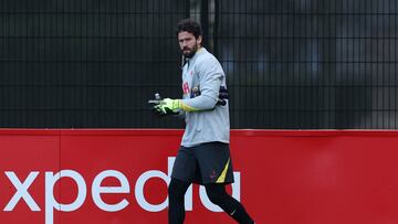La escuadra de Anfield visitará al Girona en la jornada seis de la UEFA Champions League y Arne Slot garantizó la presencia del arquero brasileño.