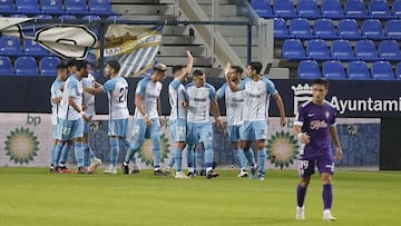 Los jugadores del Málaga, celebrando el gol de la victoria ante el Sporting.